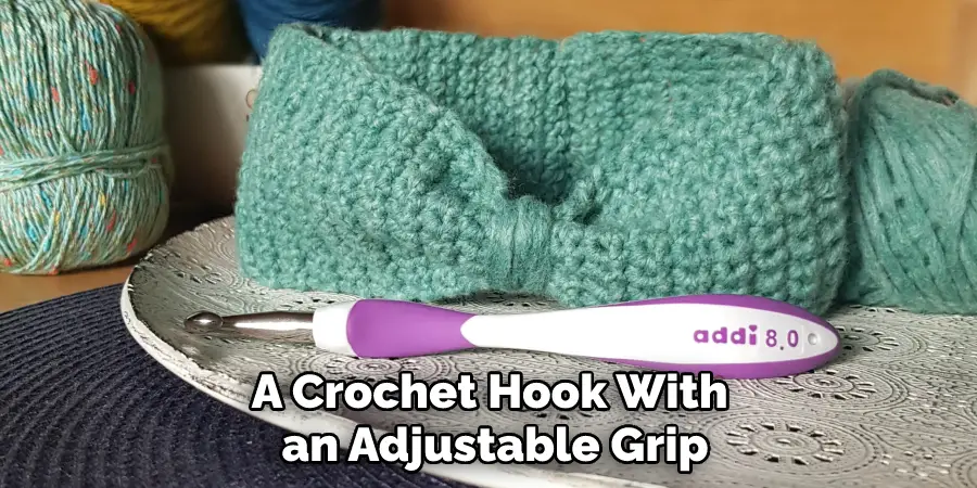 A Crochet Hook With an Adjustable Grip