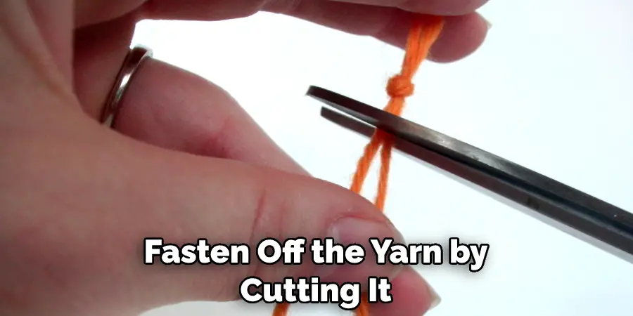 Fasten Off the Yarn by Cutting It