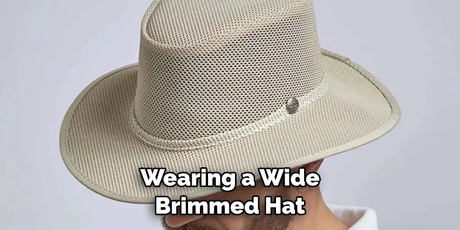 Wearing a Wide-brimmed Hat