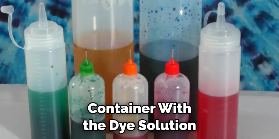Container With the Dye Solution