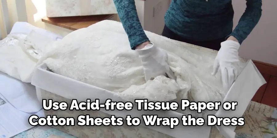  Use Acid-free Tissue Paper or Cotton Sheets to Wrap the Dress 