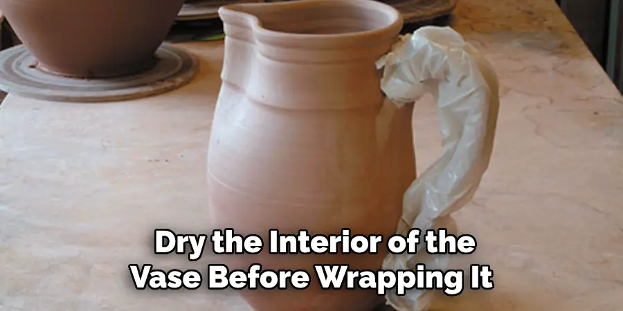  Dry the Interior of the Vase Before Wrapping It