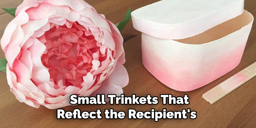  Small Trinkets That Reflect the Recipient's 