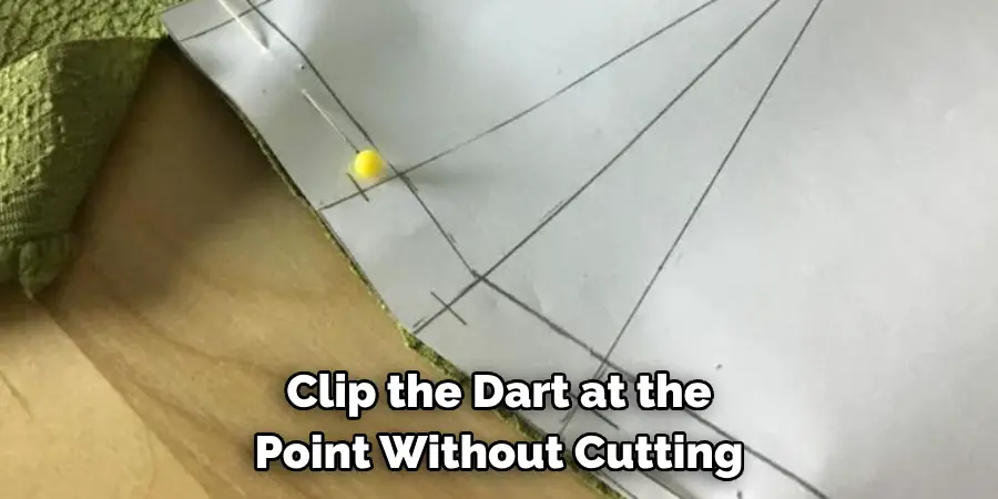 Clip the Dart at the 
Point Without Cutting