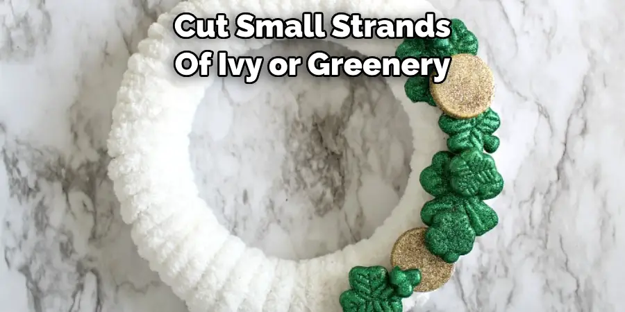 Cut Small Strands Of Ivy or Greenery