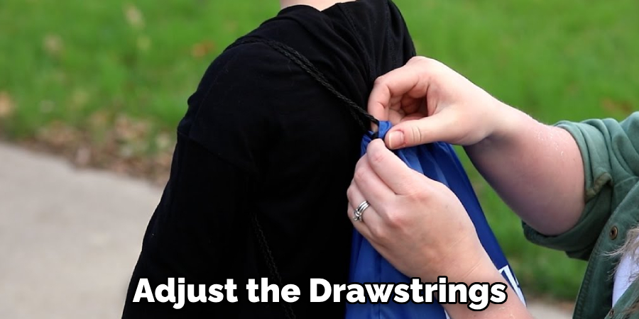 Adjust the Drawstrings