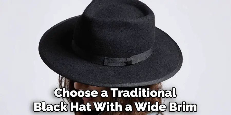 Choose a Traditional Black Hat With a Wide Brim