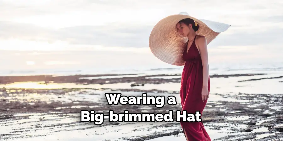 Wearing a Big-brimmed Hat